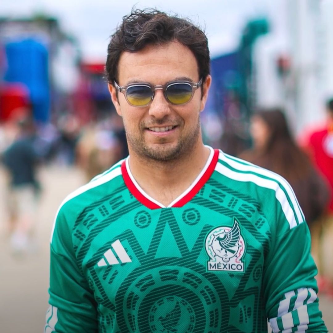 Checo Pérez Viste Playera de la Selección Mexicana. Foto: TUDN